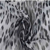 Czarny jedwabny szyfon