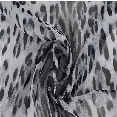 Czarny jedwabny szyfon